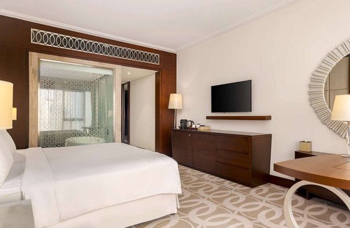 Al Wasl Hotel | Luxurious 1-BR King Guest Room in Dubai – Prime Location & Comfort!