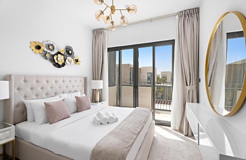 Dubai Apartment | Luxurious 6-Sleeper Villa with Large Outdoor Patio