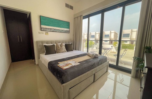 Sharm Villa | Luxury 3BR Villa with Majlis, Marina & Mountain View, Sleeps 9, Al Dana Villa