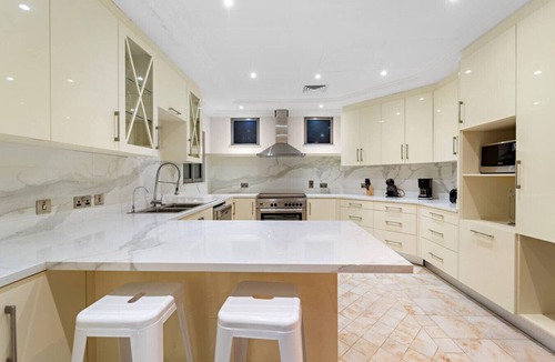 Palm Jumeirah Apartment | Luxury 4BR Dubai Villa w Private Pool Beach Access