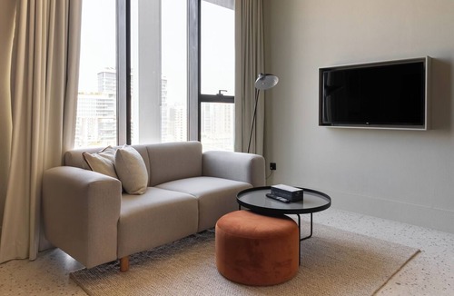 Business Bay Apartment | Modern Studio at Upside Living with Burj Khalifa View by Simply Comfort