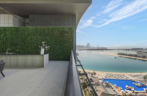 Palm Jumeirah Villa | Palm Penthouse Sky Villa - Vast Terrace & Jacuzzi