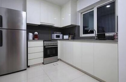 Dubai Apartment | Poolside Apt 15 Min to Airport & Downtown Dubai