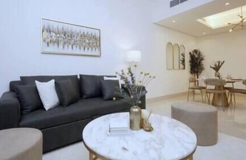 Dubai Apartment | Poolside Apt 15 Min to Airport & Downtown Dubai