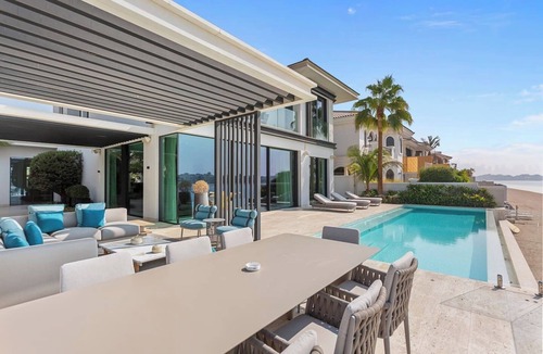 Palm Jumeirah House | Premium 4 BR Villa in Palm Jumeirah w/Private Pool