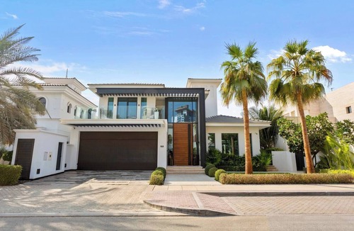 Palm Jumeirah House | Premium 4 BR Villa in Palm Jumeirah w/Private Pool