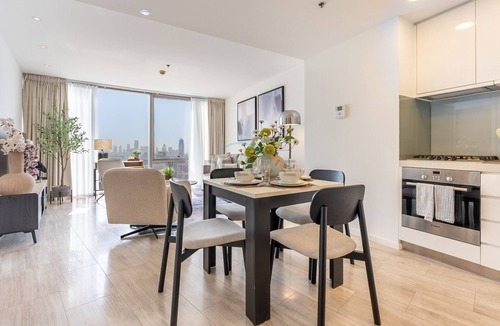 Jadaf Apartment | Prime Creekside 1BR on the Top Floor with Harbour Views