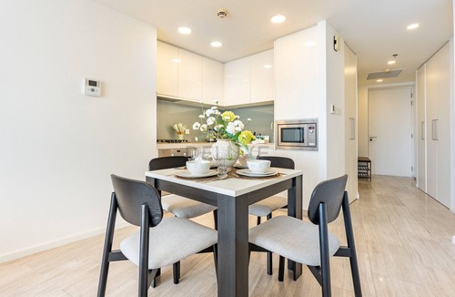 Jadaf Apartment | Prime Creekside 1BR on the Top Floor with Harbour Views