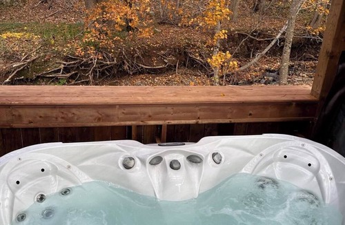 Balmoral Mills Cabin | Romantic Tiny Cottage w/Hot Tub & Fire Pit – Sunset Cottage #2
