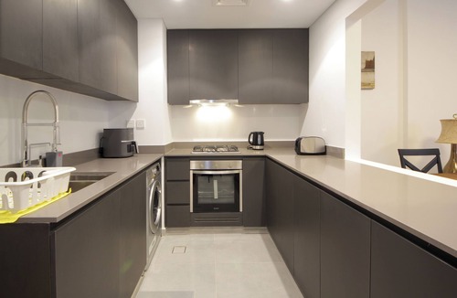 Sharjah Apartment | Silk Valley - Luxury 1BR: Steps away from Dining and Entertainment