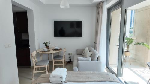 Downtown Dubai Apartment | Simply Comfort Vacation Homes Rental Chic Downtown Studio Few Steps to Burj Khalifa