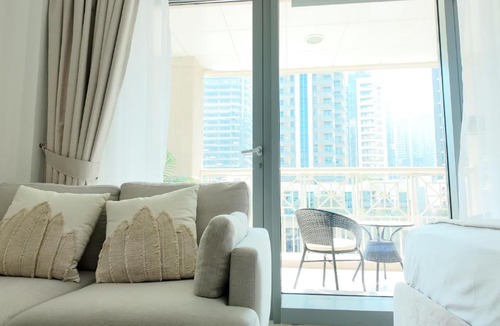 Downtown Dubai Apartment | Simply Comfort Vacation Homes Rental Chic Downtown Studio Few Steps to Burj Khalifa