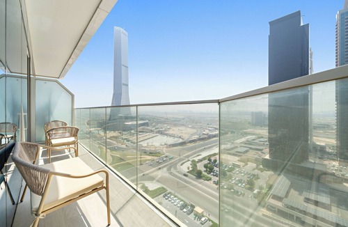 Jumeirah Lake Towers Apartment | Sleek & Stylish 1BR w Gym & Pool, 10 MIN JBR Beach