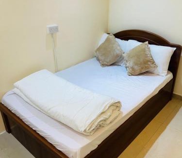 Ajman House | Small Room shared bath with beach access for single person or short stay couplesغرفة صغيرة مع حمام مشترك مع إمكانية الوصول إلى الشاطئ لشخص واحد أو للأزواج الذين يقيمون لفترة قصيرة