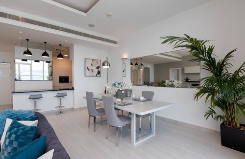 Palm Jumeirah Apartment | Sophisticated 1BR Palm Apt w/Beach Access
