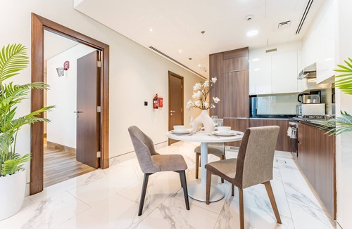 Downtown Dubai Apartment | Stunning 1BR with Panoramic Canal Views, Convenient Downtown Access