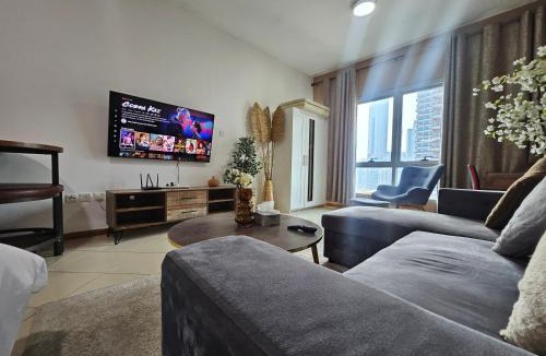 Dubai Marina Apartment | Stunning Apartment, Partial Sea View, Canal Marina View, 5 min walk To JBR Beach and METRO