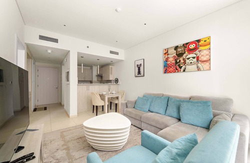 Jebel Ali Apartment | Stylish 1BR in Palm Jumeirah with Rooftop Pool