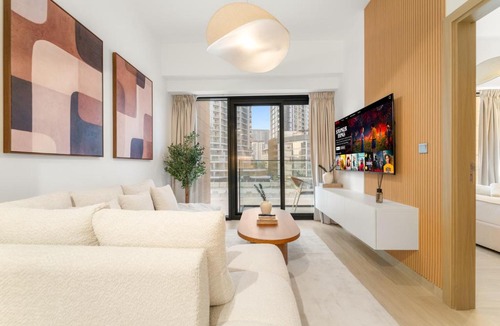 Nad Al Sheba Apartment | Stylish 1BR with Netflix Pool & Gym Access