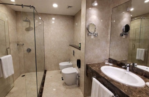 Al-Fujairah Hotel | Stylish Room Near Fujairah Marina – Ideal for Relaxing Getaways