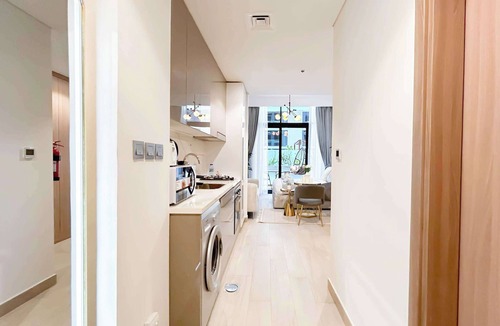 Nad Al Sheba Apartment | Stylish Studio Near Downtown Dubai and Business Bay