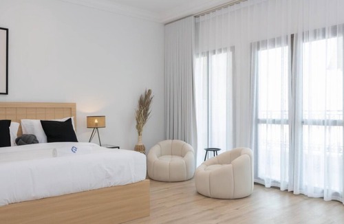 Jumeira 3 House | Sunset & Kite Beach Retreat: Elegant Sea View Room with Balcony