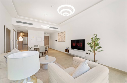 Jumeirah Lake Towers Apartment | Upscale and Chic 1BR with Canal Views, Pool & Gym