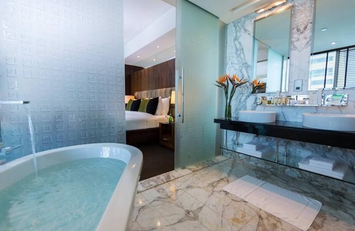 Jumeirah Lake Towers Hotel | voco Bonnington | Corner Deluxe Suite | Pool, Sauna + Steam, Marina Minutes