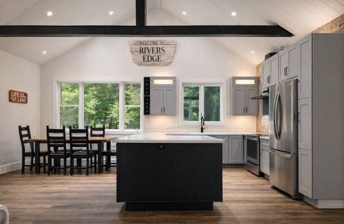 Bracebridge Cottage | Waterfront Muskoka Cottage | Hot Tub, Fire Pit, BBQ and Canoes