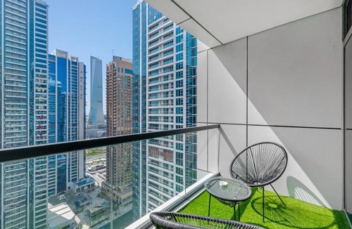 Jumeirah Lake Towers Apartment | Waves- Cozy 1BR Lakefront Stay in JLT