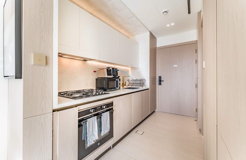 Jumeirah Village Circle Apartment | Well-Appointed Studio, Minutes from Circle Mall and Community Parks - Binghatti Phoenix, Jumeirah Village Circle