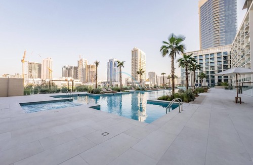 Jumeirah Village Circle Apartment | Well-Appointed Studio, Minutes from Circle Mall and Community Parks - Binghatti Phoenix, Jumeirah Village Circle