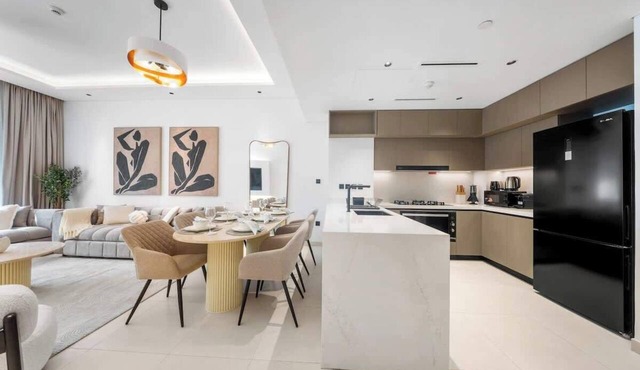 3BR Oasis nr Circle Mall | Sauna, Gym & Pool