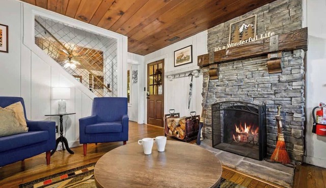 5 Bdrm/1940's Cottage/Walk to Downtown/Hot Tub in Gatlinburg