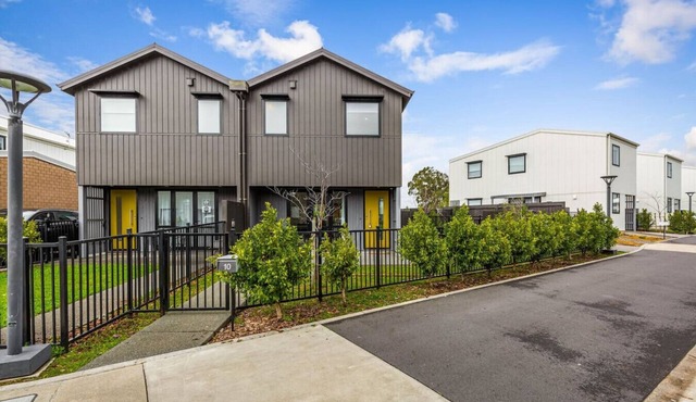 AKL A/Port 6 km, free car park, spacious & Bright in Auckland