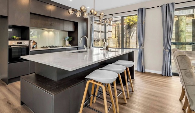 Alluvial New Build - Huge Backyard & Deck, 6 Baths in Auckland