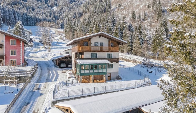 Alpine view holiday flat with waterfall view in Krimml