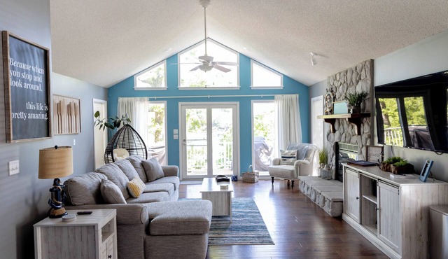 AMAZING LAKEFRONT RETREAT, QUIET COVE, FIRE PIT—perfect for family and friends. in Camdenton