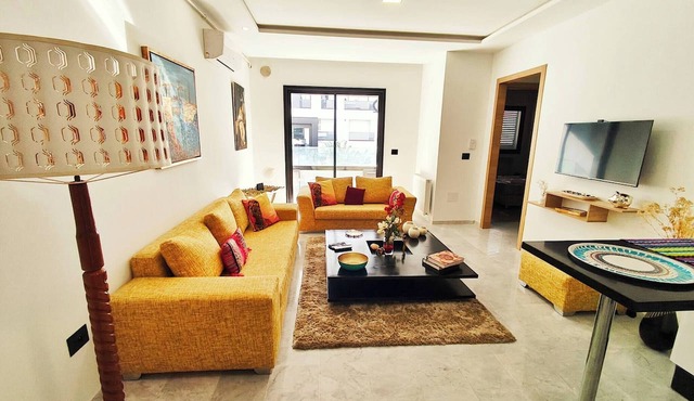 Arty & Cozy Modern Apartment Near Lake & Airport