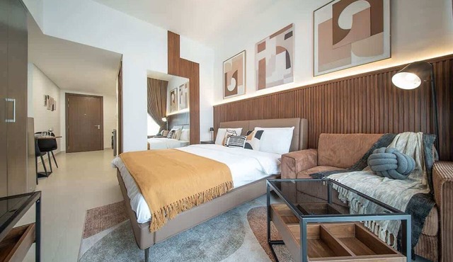 Beachfront Dubai Studio w/Pool & Free Parking