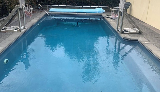 Beachlands Getaway - Room for everyone with a pool and views in Beachlands