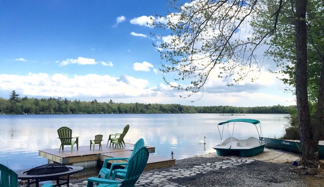Beautiful Lakefront w Hot Tub, Sauna, Boats, Beach, Pool Table, 5min to Kalahari in Pocono Summit