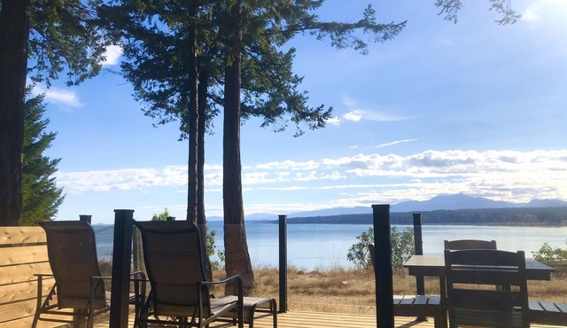 Beautiful Oceanfront ‘Cottage’ - Breathtaking Views,Beach,Pet Friendly,Fireplace in Denman Island