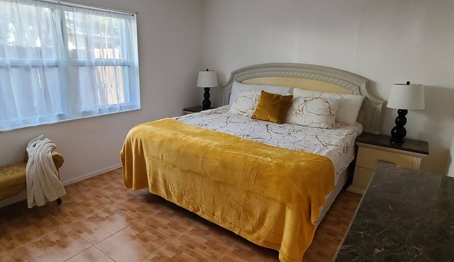 Beautiful spacious 5-bedroom house-10 beds-15 guests in Fort Lauderdale