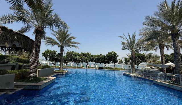 Bright 2 Bedroom Apartment, Beach & Pool Access