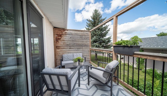 Bright & Convenient b/w 2 Parks; Perfect for Sports weekend or Family getaway in Steinbach