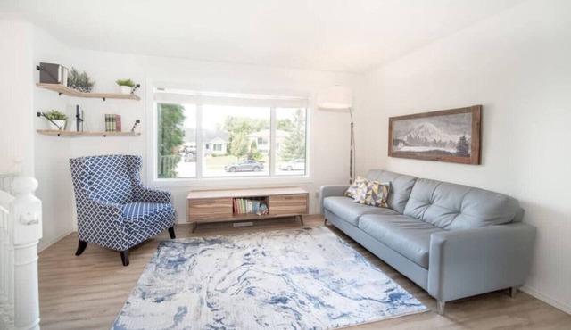 Bright & Convenient b/w 2 Parks in Steinbach