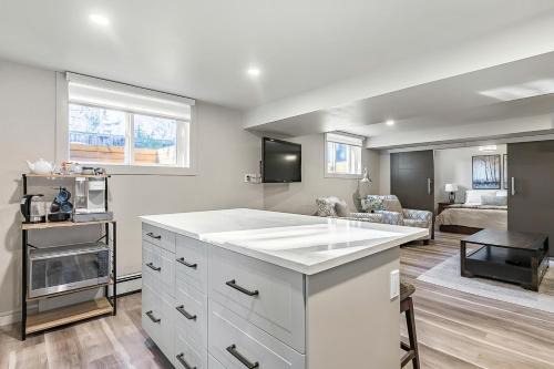 Bright & Cozy Central Retreat in Calgary