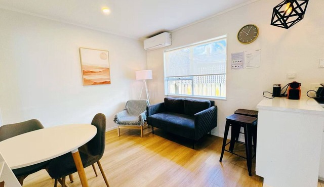 Bright Eden Park two bed townhouse private parking in Kingsland