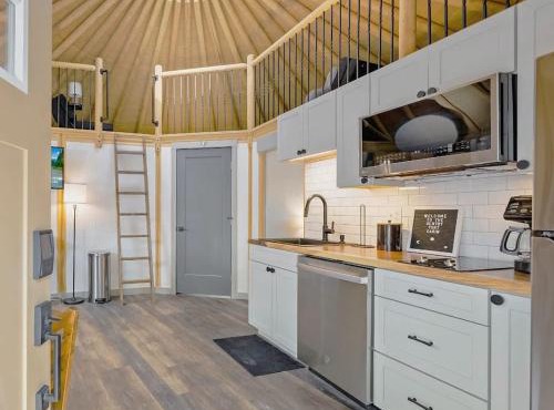 Bronco Luxury Yurt-Cabin - Family Glamping Canyon Lake w Private Hot Tub in Canyon Lake